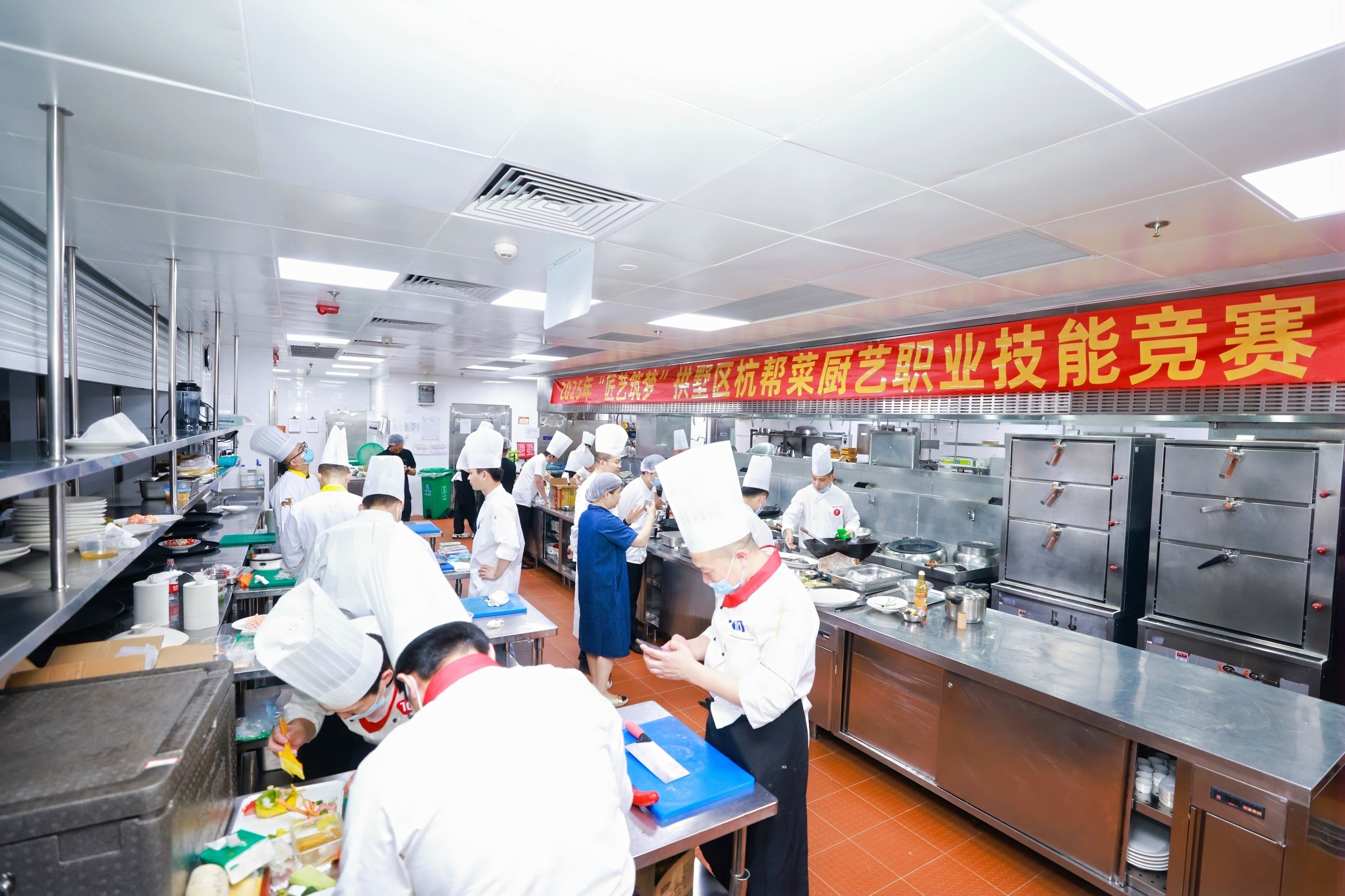后厨36位大厨“神仙打架”