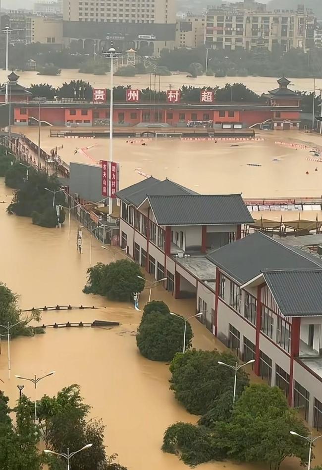 贵州榕江洪水致村超球场10分钟被淹 县城遭遇严重洪灾