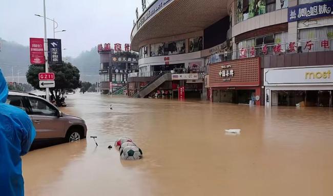 贵州榕江洪水致村超球场10分钟被淹